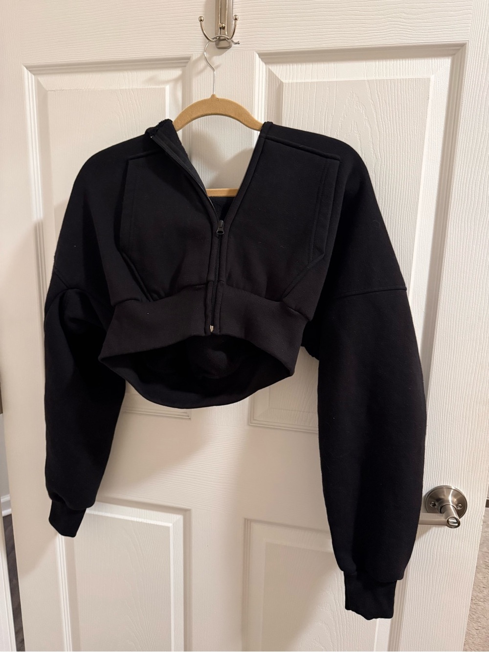 PrettyLittleThing Black Zip-Up cropped Hoodie